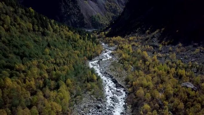 在俄罗斯和格鲁吉亚边界的高加索山脉周围的徒步旅行路线。查拉特山口和查拉迪冰川非常美丽的景色