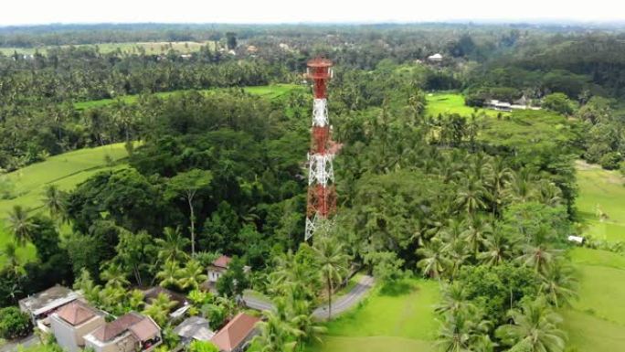 亚洲热带岛屿村庄的无线电天线