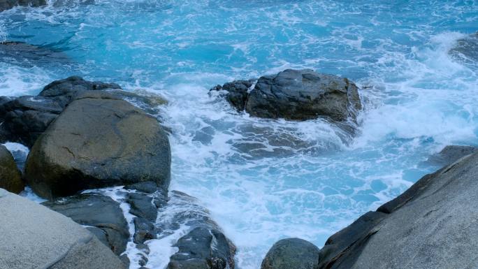 海浪拍打礁石岩石 波涛汹涌 惊涛拍岸