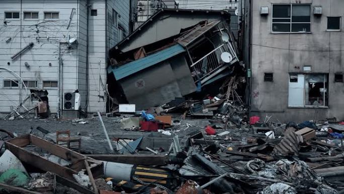 日本福岛-03/11/2011: 海啸后街道上只剩下废墟的被毁房屋