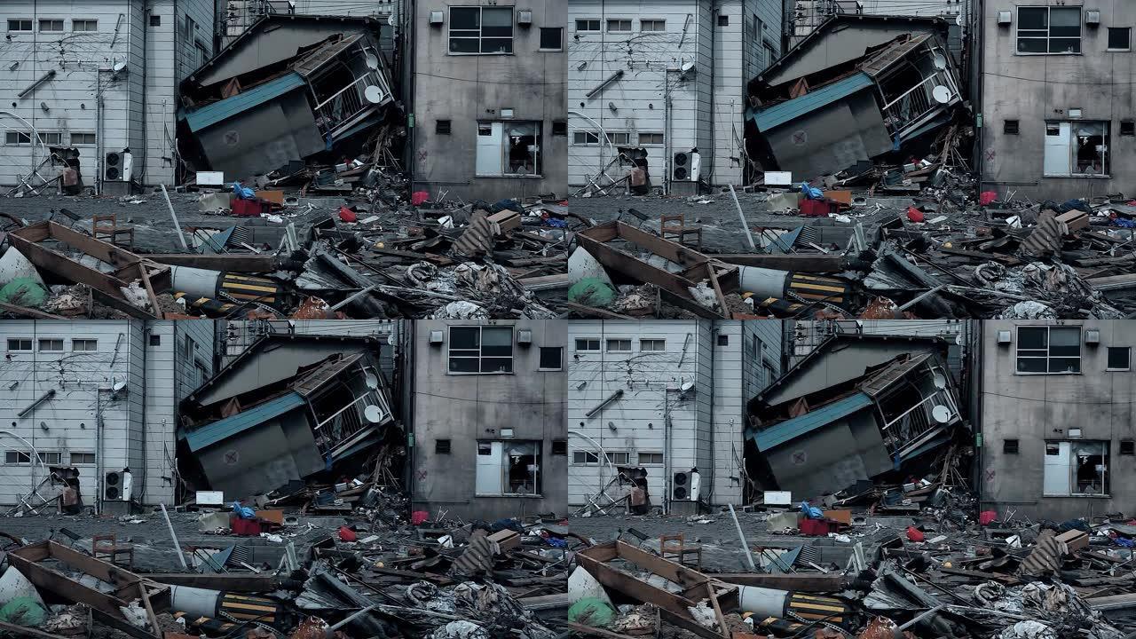 日本福岛-03/11/2011: 海啸后街道上只剩下废墟的被毁房屋