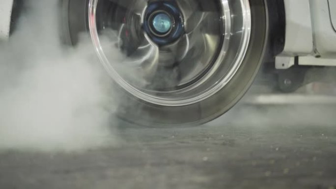 赛车在轮胎上燃烧橡胶，为比赛做准备