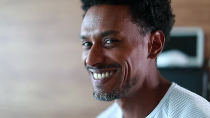 沉思的非洲黑人男子微笑着对非洲裔人的肖像