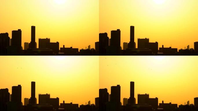 日落时城市天际线的轮廓