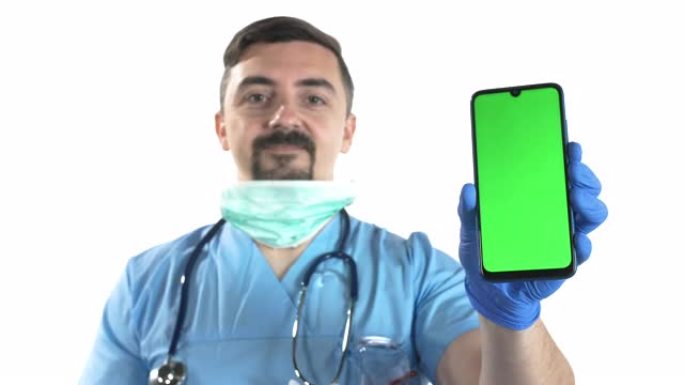 带防护面罩的医生拿着智能手机，白底色度键绿屏