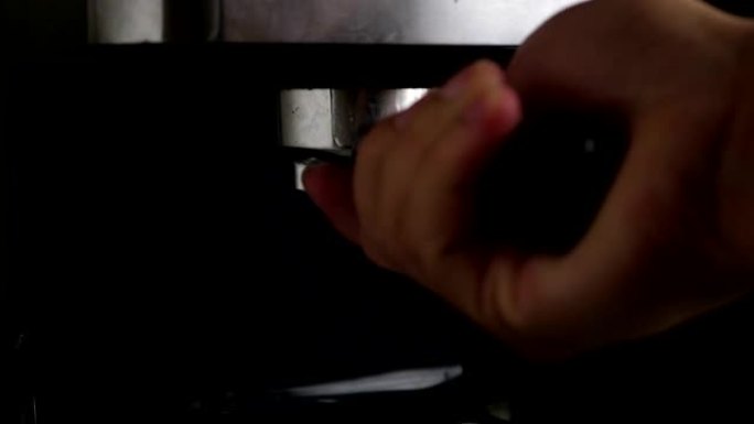 咖啡师正在用慢动作咖啡蒸馏器组装现煮咖啡的手柄。