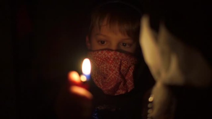 一个革命性的少年在黑暗中躺在火热的混合物中。