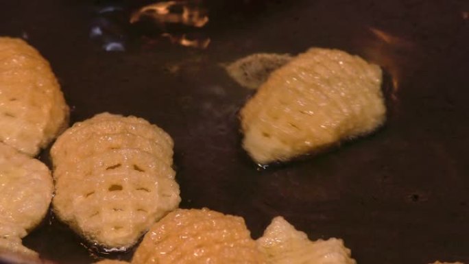 炸薯条的特写镜头用加热的油油炸