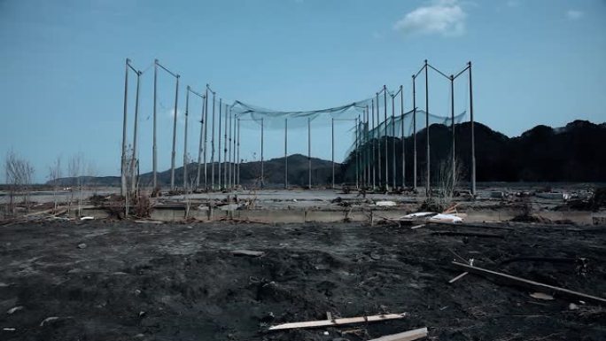 日本福岛-03/11/2011: 海啸后被摧毁的棒球场