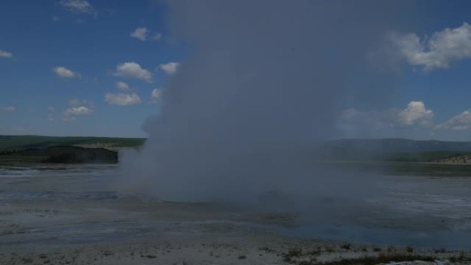 在下盆地间歇泉爆发时，蒸汽从Clepsydra间歇泉喷出，黄石国家公园的一个游泳池里沸腾的滚烫热水。