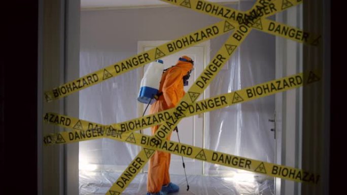 身穿全套危险品服的前线工人进入冠状病毒受污染的房间