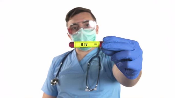 年轻的男医生戴着手术手套和防护口罩，手持HIV (AIDS) 血液测试样本管，白色背景