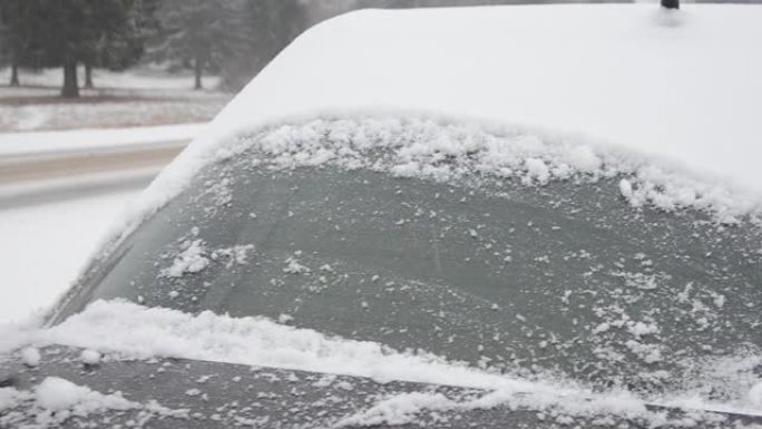 那个家伙打扫雪黑色的车，下雪，灯。
