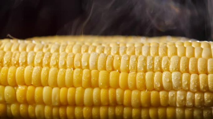 成熟的玉米穗在沸水中添加维生素，有益健康。用一锅开水煮蔬菜。用滑动或移动相机拍摄。4k分辨率