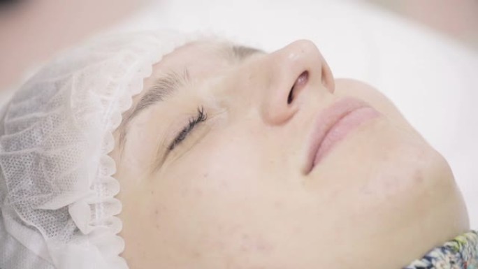 女性眼睛与sellotape用于睫毛延伸程序。