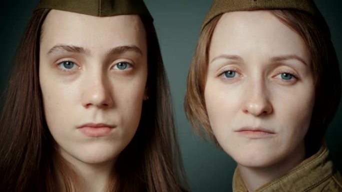 年轻女性穿着苏联军服的视频