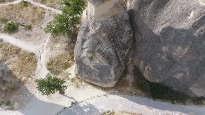 卡帕多西亚童话烟囱景观。4k上升空中无人机拍摄土耳其卡帕多西亚岩石屋村和岩层景观的洞穴屋