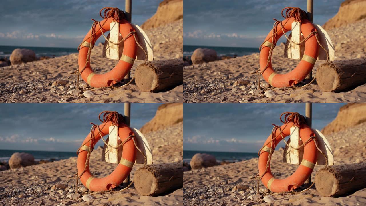 海滩上的塑料救生圈和绳索