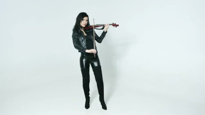 年轻女子拉小提琴，与世隔绝