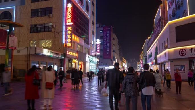 夜间著名的青岛市拥挤步行街步行延时全景4k中国