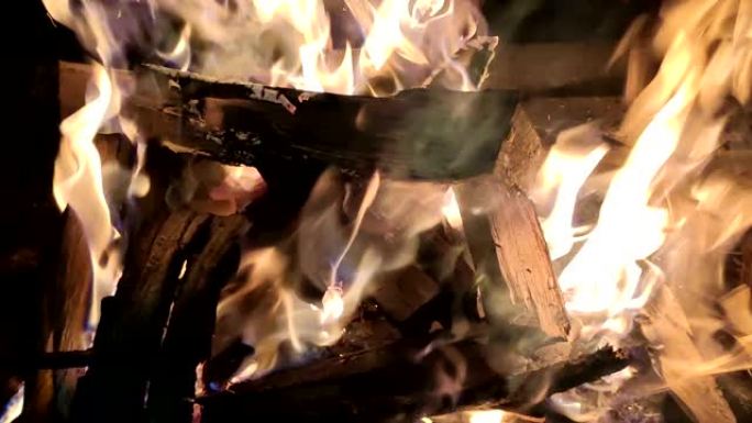 在烤架上燃烧木头，以便随后准备烧烤