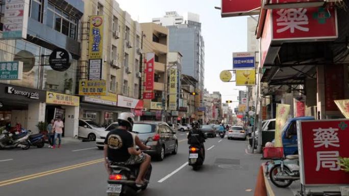 繁忙街景: 台湾新竹市骑摩托车的人群