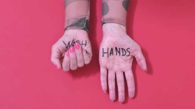 女人展示洗手概念。病毒清洁和消毒