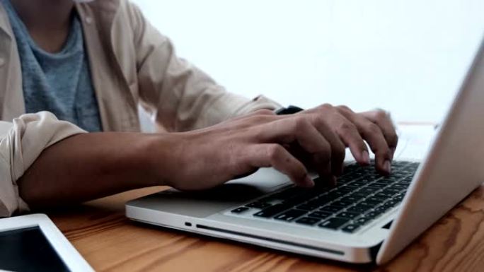 亚洲年轻的自由设计师在他的家庭办公室的笔记本电脑视频会议，网页设计师，UX UI设计师设计移动应用程