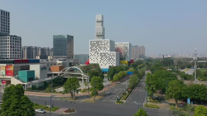 阳光灿烂的一天佛山市现代艺术中心交通街十字路口空中全景4k中国