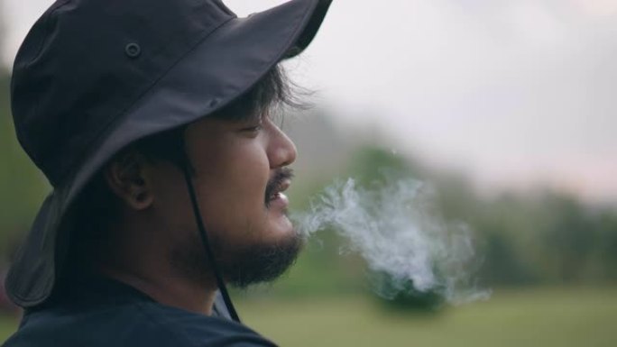 亚洲男子休息时吸烟库存视频