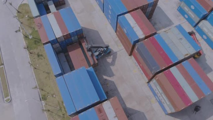 在集装箱码头行驶的空中卡车库存视频