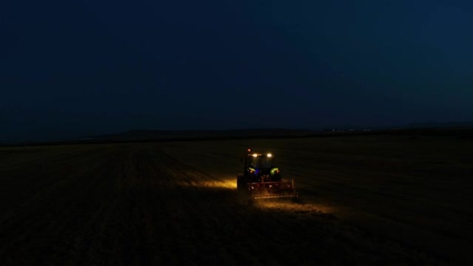 拖拉机晚上去野外，日出时开始工作