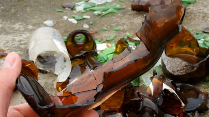 白酒和啤酒瓶碎片，玻璃瓶碎片，人们污染自然，