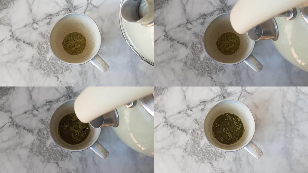 用抹茶粉从水壶中倒入热水