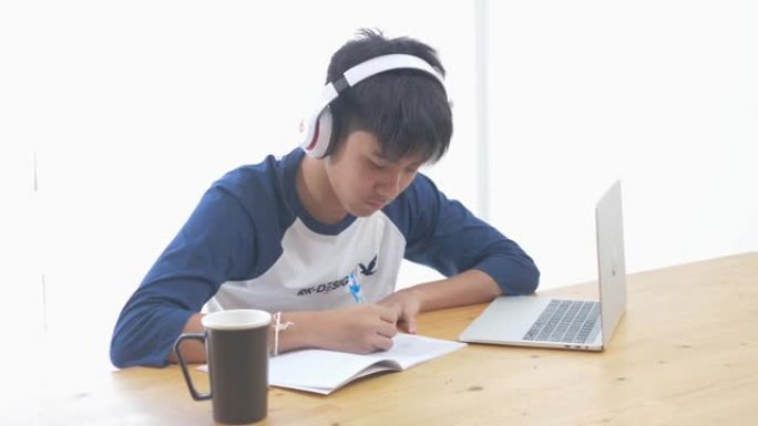 在科罗纳病毒期间，亚洲青少年使用笔记本电脑进行家庭教育概念。