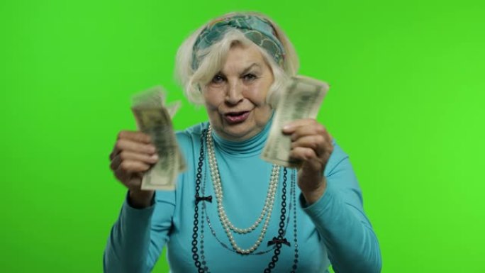年迈的祖母。白人妇女用钞票庆祝，微笑