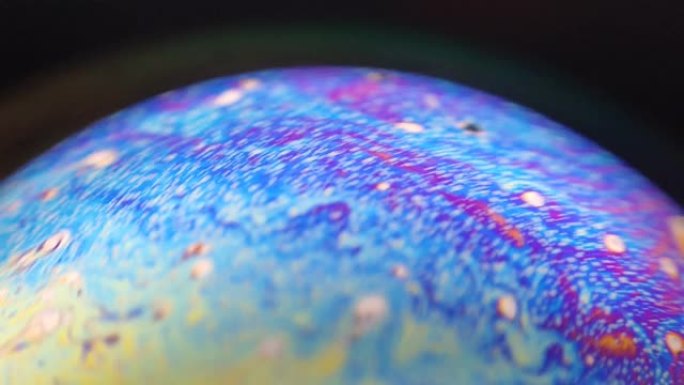 彩虹泡泡泡泡彩色肥皂泡球的美丽微距摄影