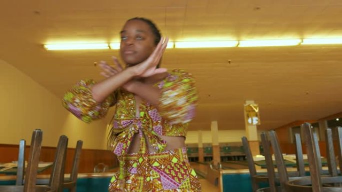 跳舞的非洲女人