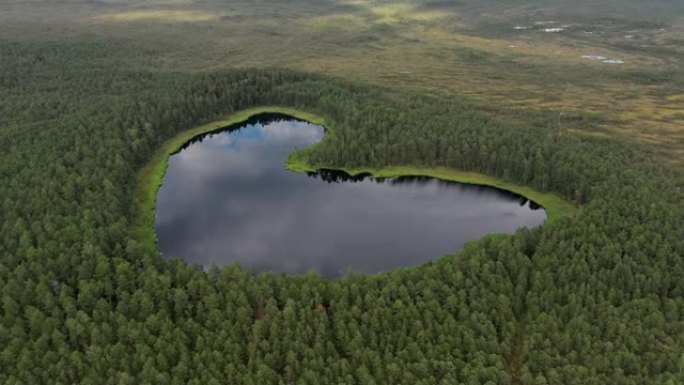 芬兰心形湖的风景鸟瞰图