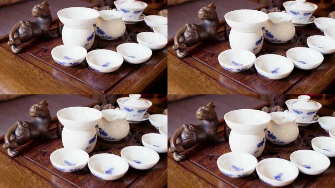仪式中国茶杯和茶碟被覆盖