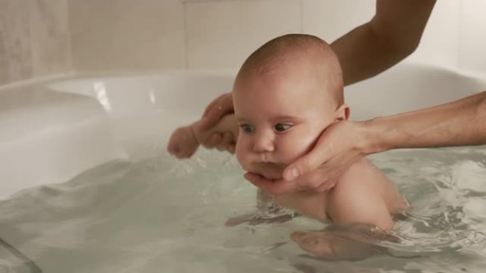 小男孩在浴缸里洗澡