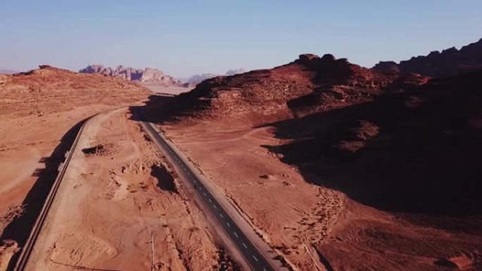 空旷的沙漠中的铁路和道路的鸟瞰图