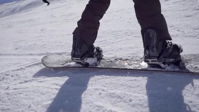 极限冬季娱乐。一个聪明的滑雪者在雪中滚动