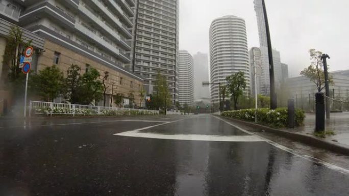 驾车穿越多雨的城市/后视图