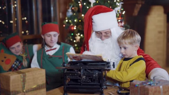 男孩给圣诞老人写了一封信