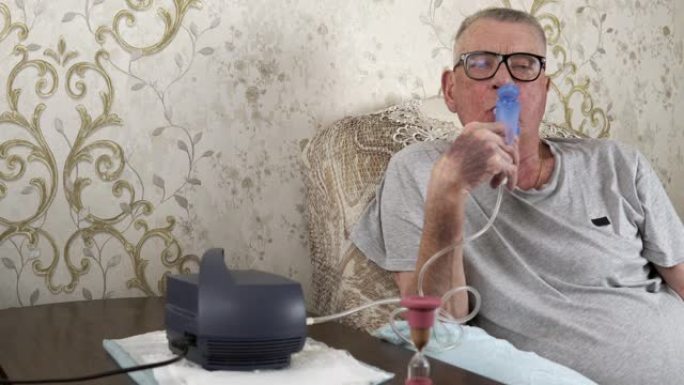 老人在家中从医用吸入器中呼吸蒸汽