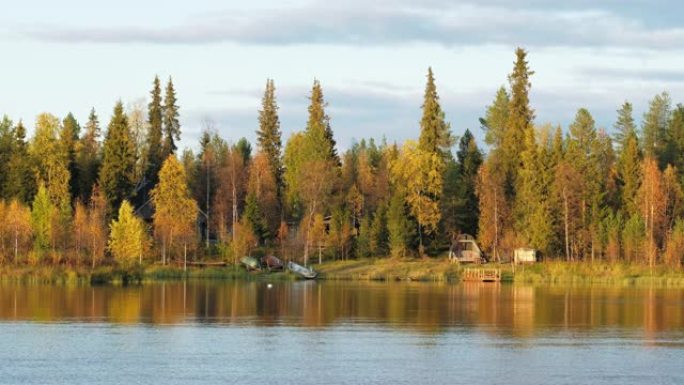 芬兰鲁斯卡期间湖畔的传统芬兰乡间别墅
