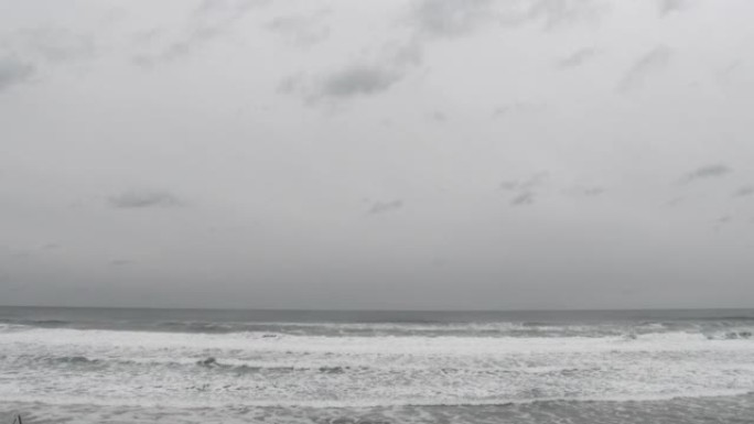 暴雨席卷海浪实时风景