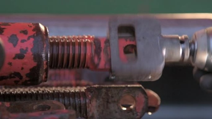 钻头将螺栓拧入金属中的手持镜头