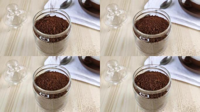 将冷冻干燥的咖啡倒入玻璃罐中，颗粒形成山